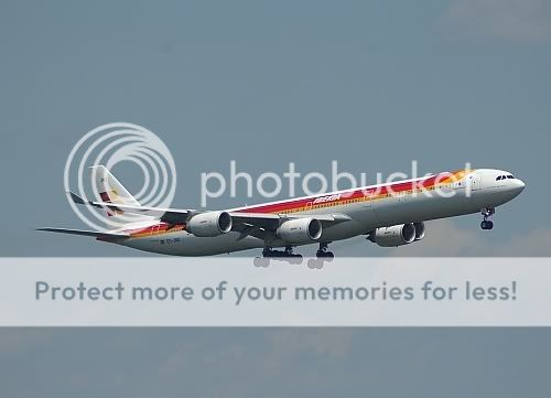 Spanische Fans kamen unter anderem mit diesem A 340-600 - Foto: P. Radosta / Austrian Wings