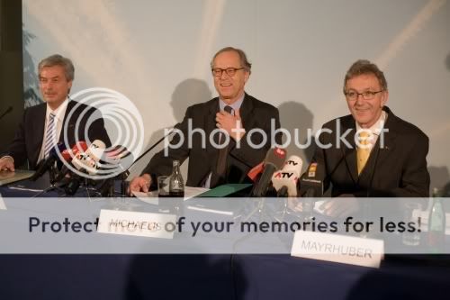 Mayrhuber, hier bei der Pressekonferenz mit ex AUA-Boss Alfred Ötsch und ÖIAG Präsident Michaelis, ist ein Freund klarer Worte - Foto: Deutsche Lufthansa