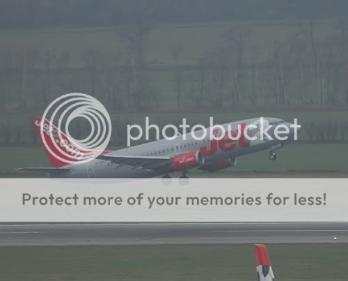 Boeing 737-300 der britischen Jet2 - Foto: P. Radosta / Austrian Wings