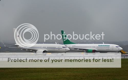 Boeing 737-800 (Winglets) der Turkmenistan Airlines sowie eine Boeing 737 der USAF in Wien - Foto: P. Radosta / Austrian Wings